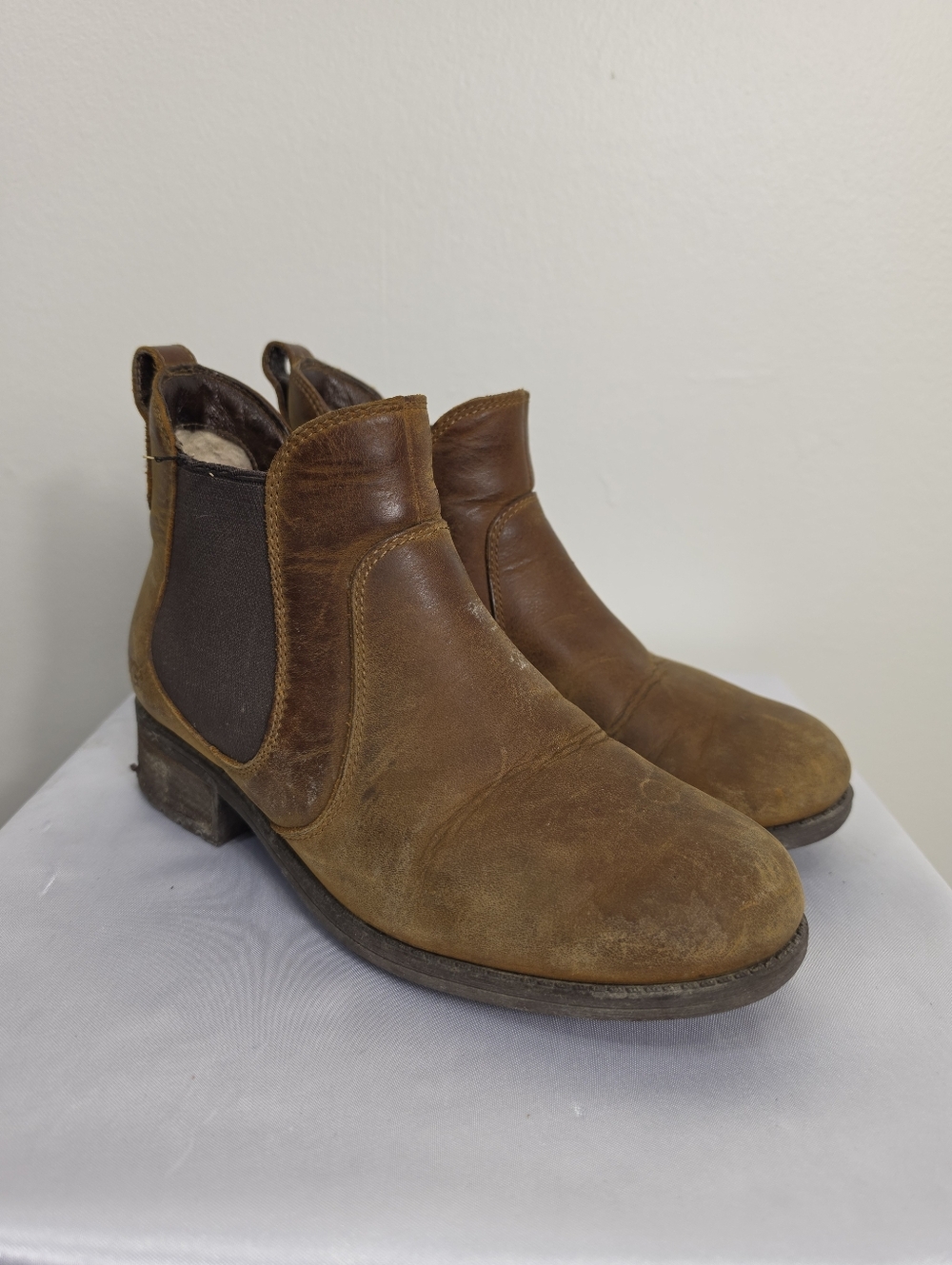 UGG Tan Leather Ankle Chelsea Boots Sz 7US